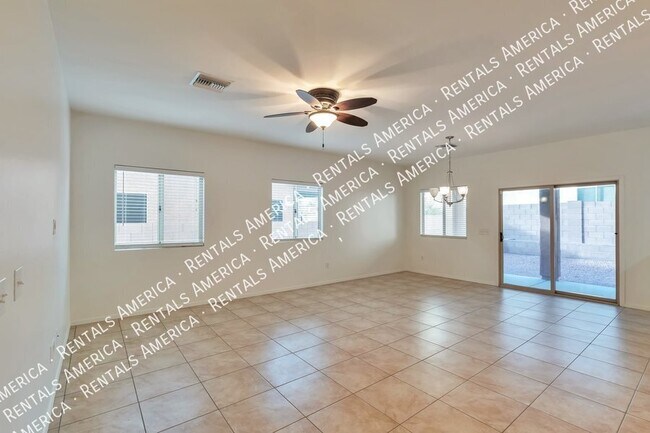 Foto del edificio - 8960 N Country Home Ln