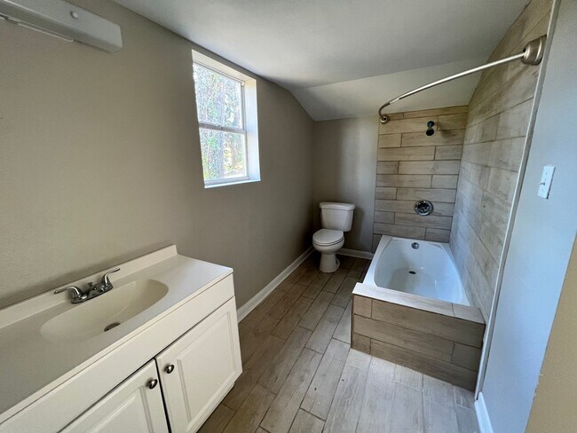 Building Photo - Cute house for rent!