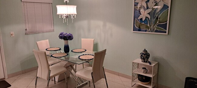 Foto del edificio - 705 Lori Dr