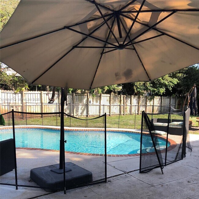 Foto del edificio - 6819 SW 15th St