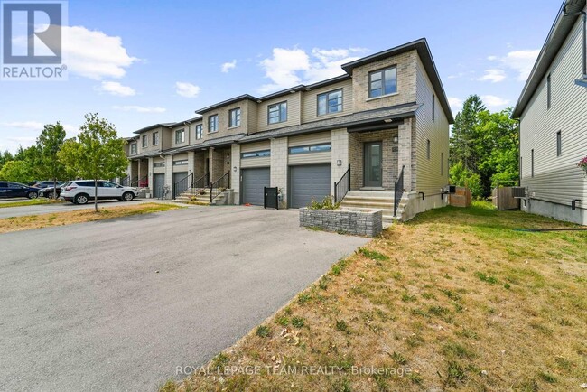 Building Photo - 279 Munro St