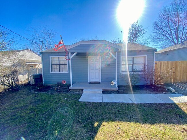 Building Photo - Charming 2 Bedroom Home with Huge Yard – Furnished Option Available – Near UTSW, Parkland & Ben E...