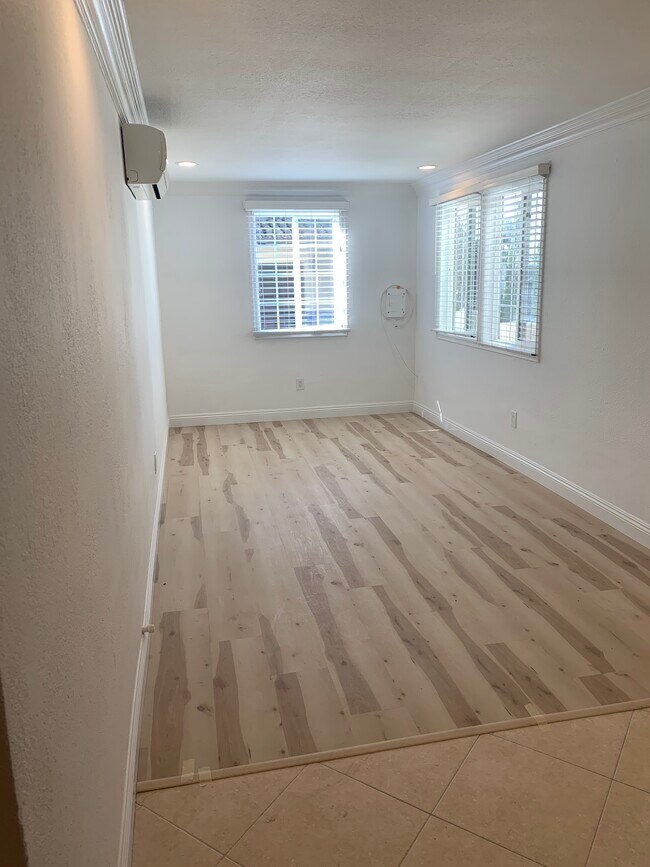 Living Area - 654 Manhattan Beach Blvd