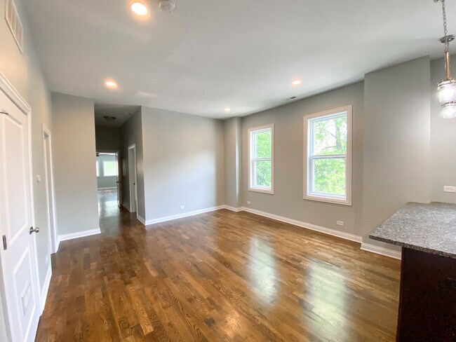 Building Photo - 2020 N Oakley Ave