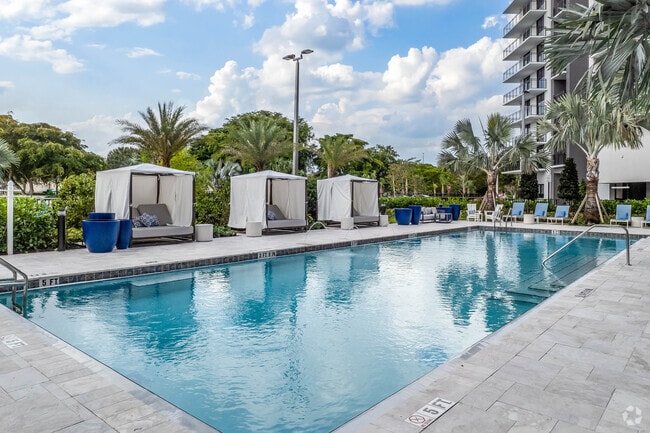 Pool - Metropolitan Coral Springs