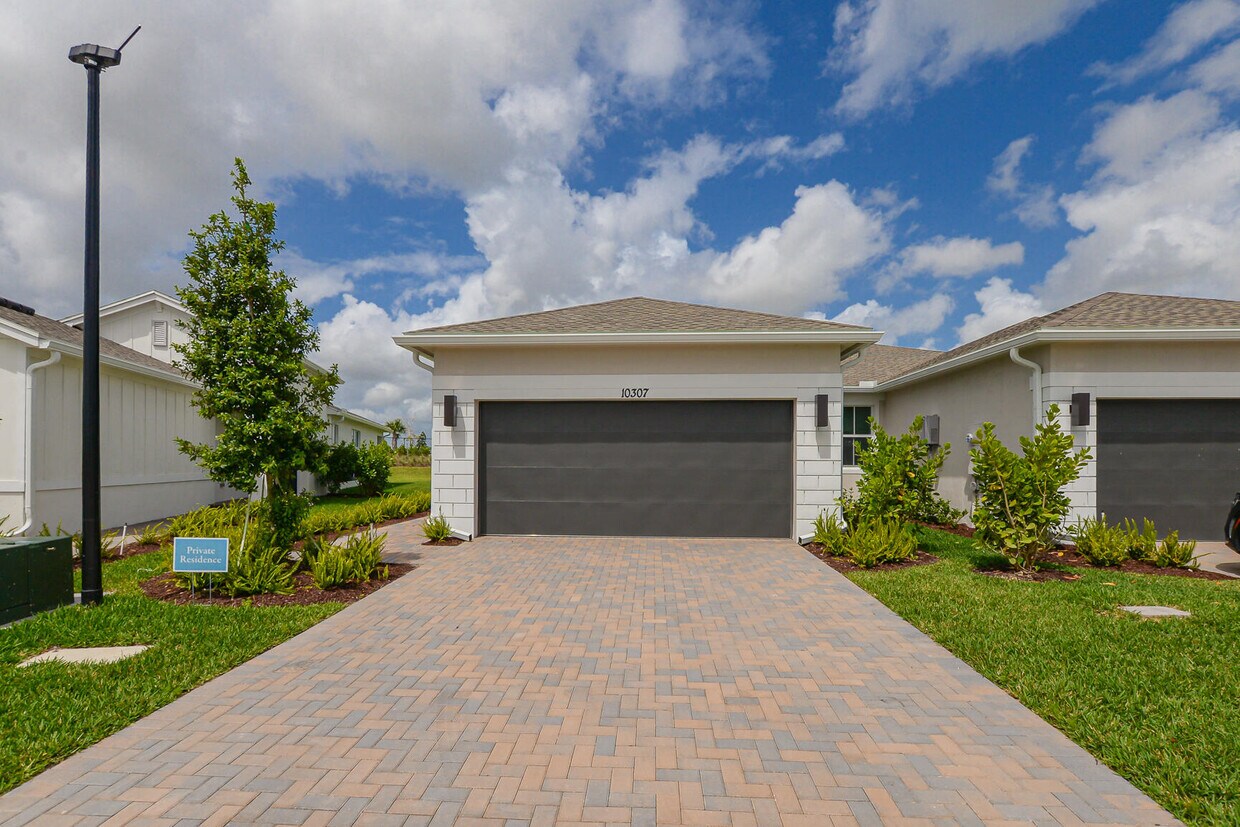 Foto principal - 10307 Dreamweaver Rd