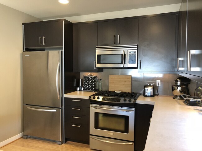 Building Photo - Large Private Stand-Alone Townhouse - Sept...
