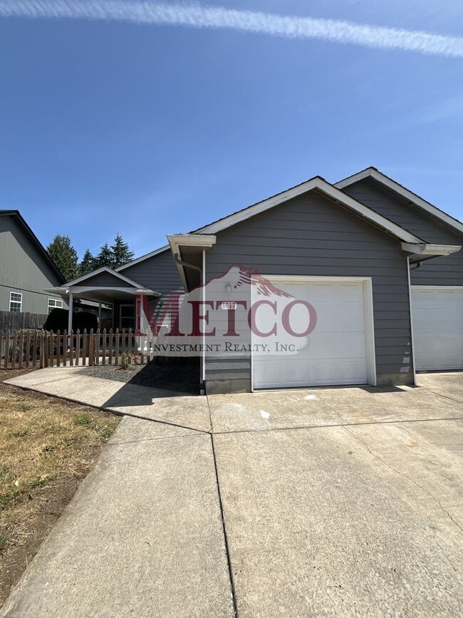 Building Photo - Fabulous 3 bed / 2 full Bath Cal Young are...