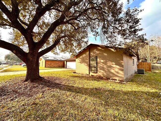Foto del edificio - 2215 Gontier Dr