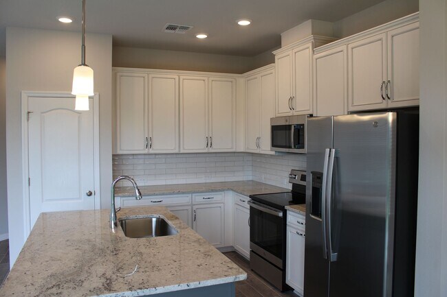 Foto del edificio - 4 Bedroom, 3 Bath Corner Unit Town Home in...