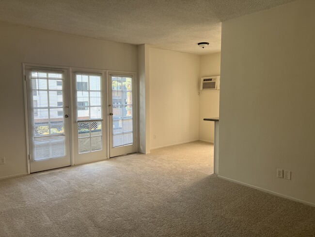 Unidad Nº206 - Sala de estar con amplio balcón privado - 10964 Wellworth Ave