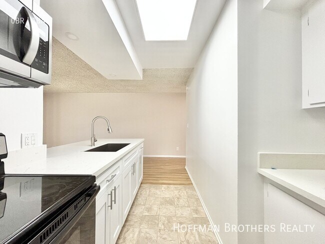 Foto del edificio - 17821 Sherman Way