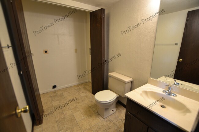 Foto del edificio - 674 Meadowood Ln