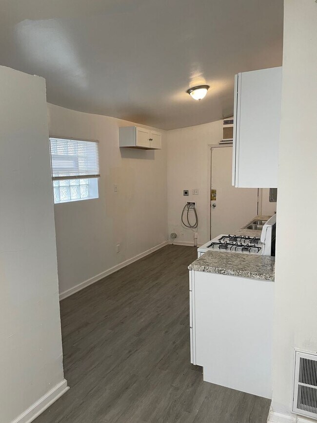 Building Photo - 3 Bedroom Close to Highway - Section 8 Wel...