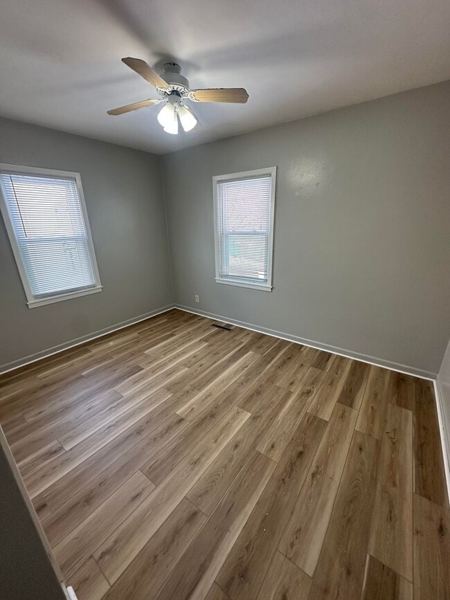 Foto del edificio - 3 Bedroom Updated house!  Two Stall Garage