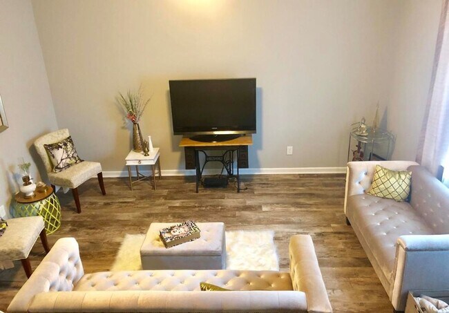 Building Photo - 3 Bedroom Townhome with Great Updates!