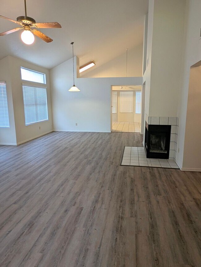 Foto del edificio - 2325 E Lakecrest Dr