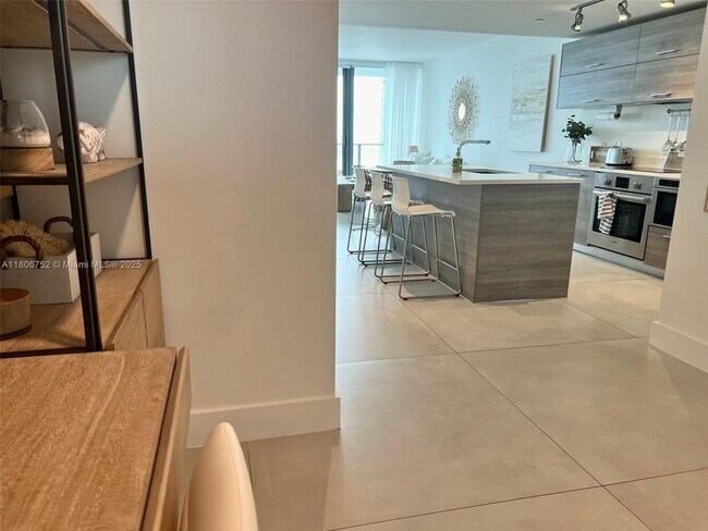 Foto del edificio - 650 NE 32nd St