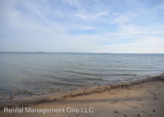 Building Photo - 10878 S W Bay Shore Dr