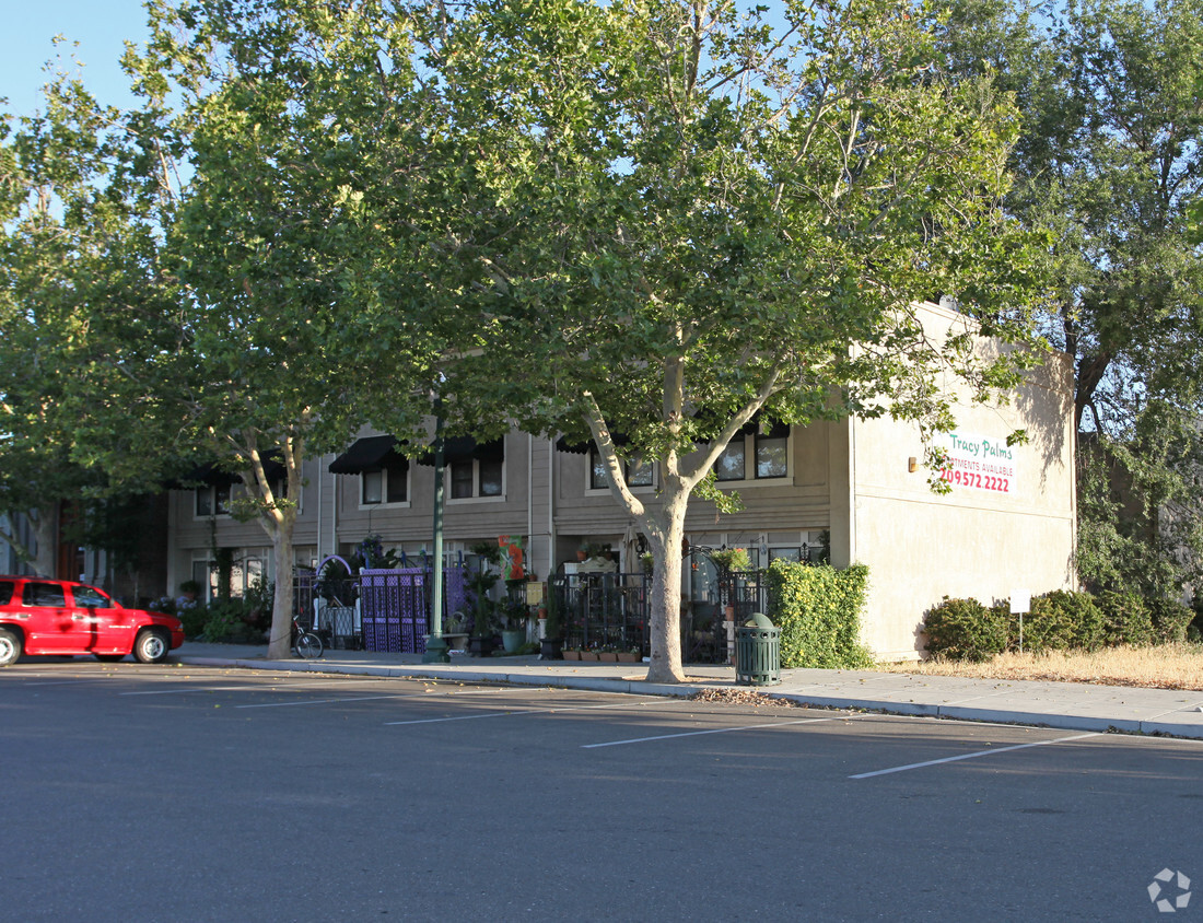 Building Photo - Tracy Palms