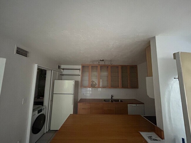 Foto del edificio - Walk to Campus from your Downstairs Flat