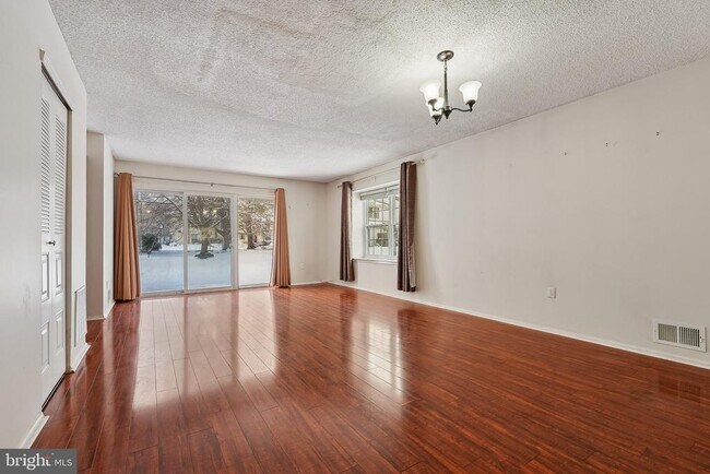 Foto del edificio - 8 Marsh Ct