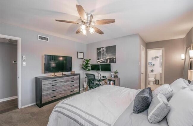Building Photo - 5827 Sandhurst Ln