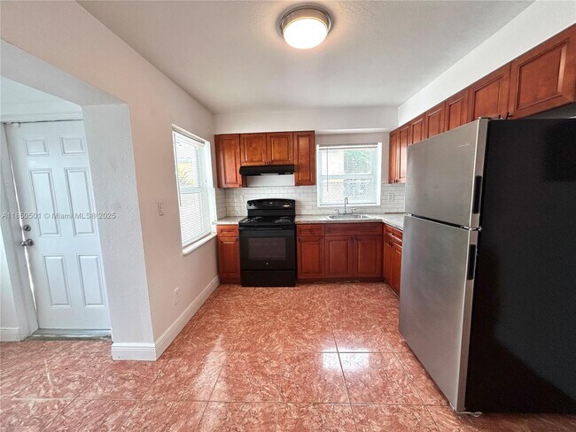 Building Photo - 110 NE 56th St
