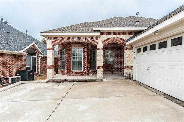 Foto del edificio - 8108 Twin Oaks Dr