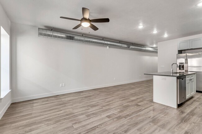 Foto del edificio - 606 W North Temple St