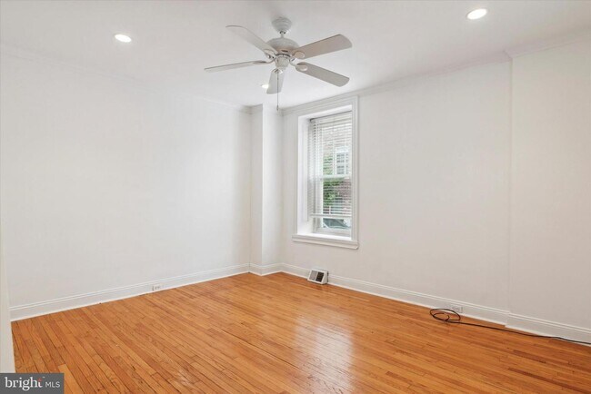 Building Photo - 447 Dupont St