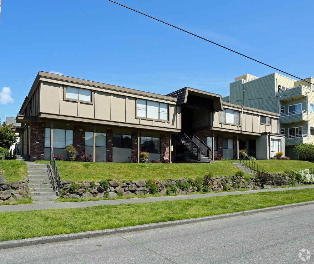 Building Photo - Royal Eight