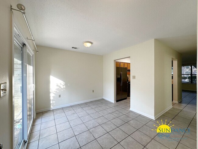 Building Photo - Centrally Located Townhouse with a Community Pool!