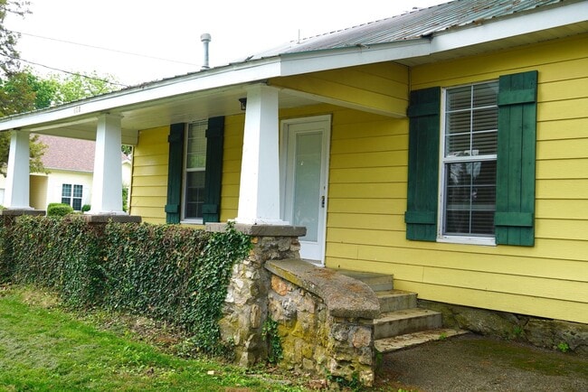 Building Photo - Adorable Bungalow Steps From the Ozark Squ...