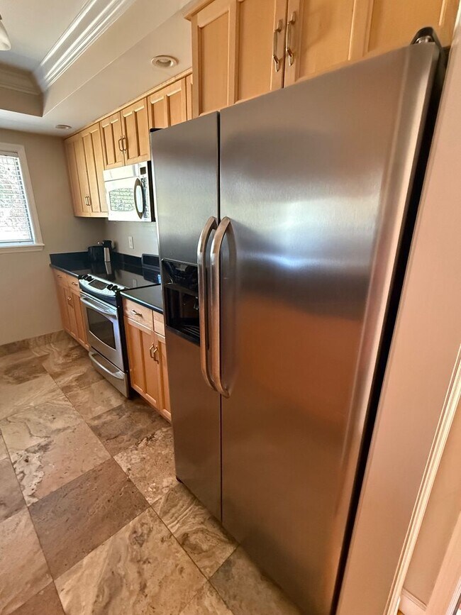 Building Photo - Beautiful 2BR/2BA Condo Centrally located in Sarasota!