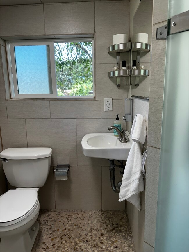 Foto del edificio - 977 McFarlane Ave