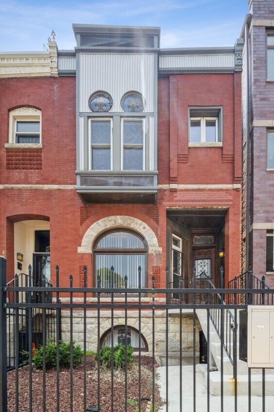 Primary Photo - 425 E 41st St
