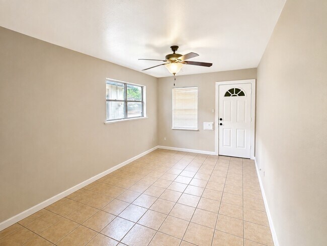 Foto del edificio - 2401 Hadley St