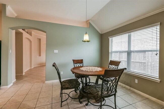 Building Photo - 5911 Mettler Ln