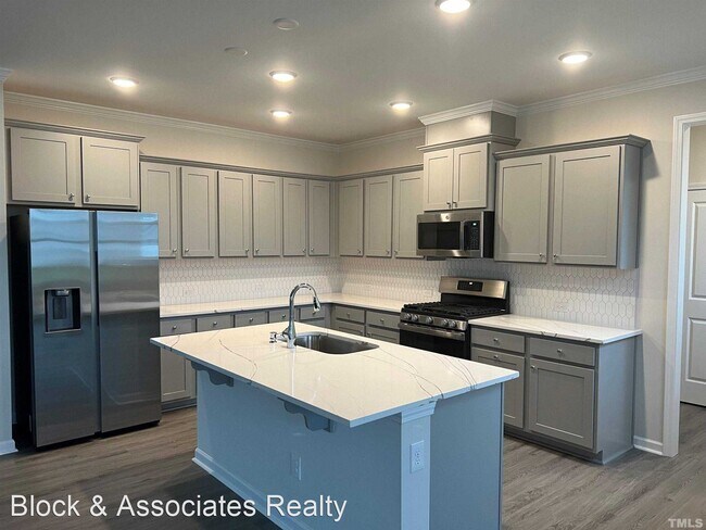 Building Photo - 5 br, 3 bath House - 16 Hopper Circle