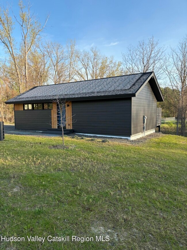 Building Photo - 13 Regal Rd