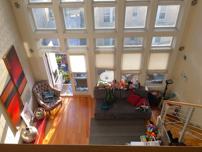 Foto del edificio - Logan Circle Light Filled One Bedroom with Den Loft with Balcony and Parking!