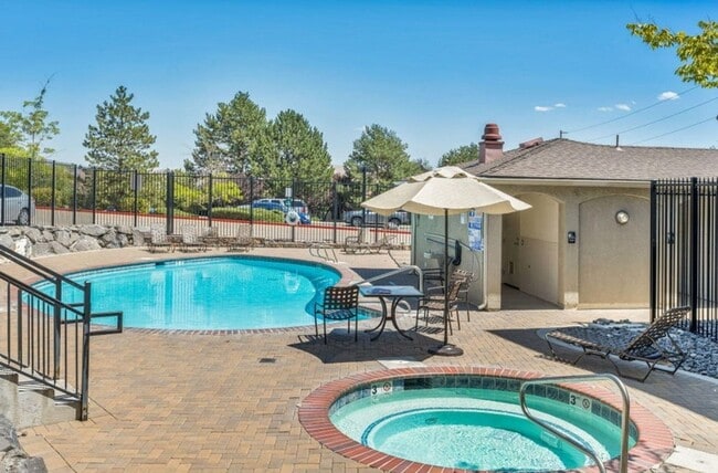 Building Photo - Freshly Painted Larger End Unit Condo for Rent!