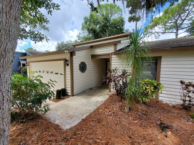 Foto del edificio - Spacious 3 bedroom/2bath/2 car garage in Lake Sarasota - Coming February