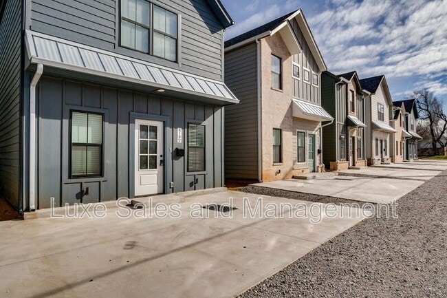 Building Photo - 610 W 2nd St