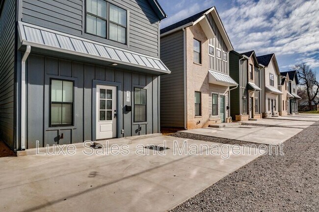 Foto del edificio - 610 W 2nd St