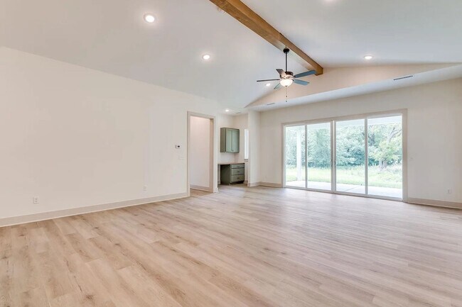 Building Photo - Beautiful and Modern 2 Bedroom