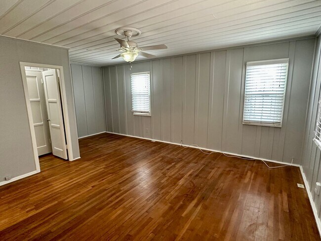 Building Photo - 4561-4565 Altadena Ave