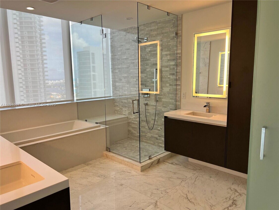 Foto principal - 851 NE 1st Ave