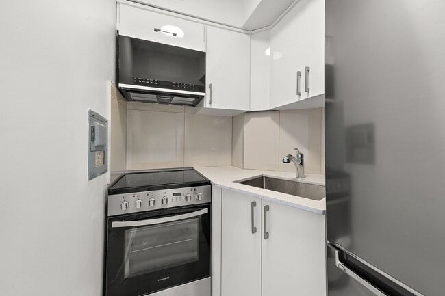 Building Photo - 500 Des Pins